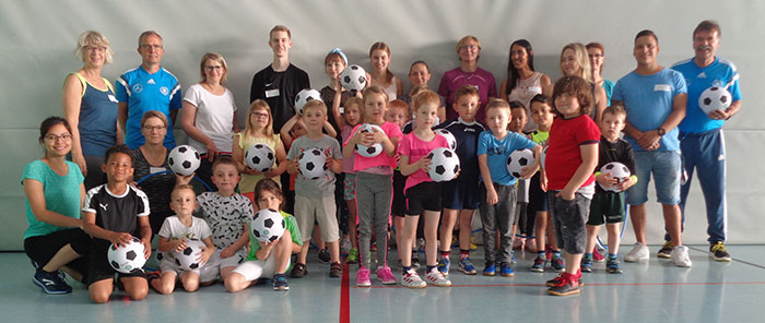 Ball bewegt Kindergartenkinder in Engers