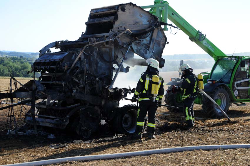 Ballenpresse brannte: Kleiner Flchenbrand breitet sich aus