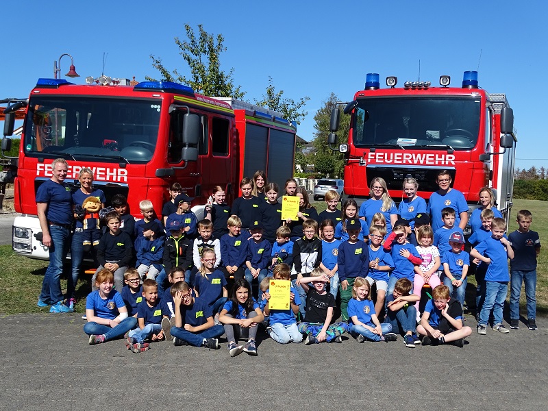 Die Feuerzwerge   aus Horhausen und die Feuerfchse aus Kirchen (Foto: Bambinifeuerwehr Horhausen)