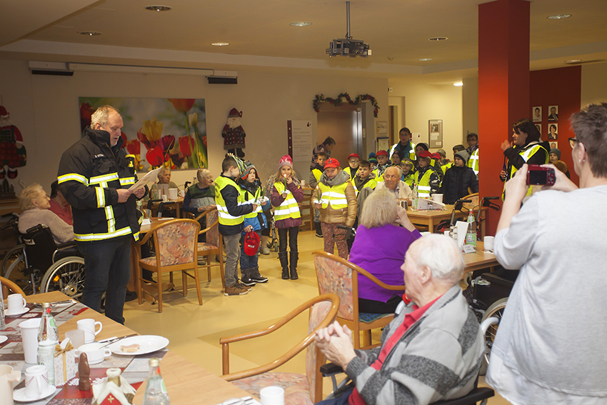 Die Bambinis erfreuten die Besucher im Seniorenzentrum Puderbach. Fotos: Feuerwehr der VG Puderbach