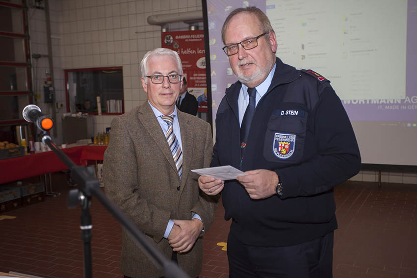 Brgermeister Volker Mendel (links) dankt dem Fachbereichsleiter Dieter Stein fr sein Engagement fr die Bambini-Feuerwehr. Fotos und Video: Wolfgang Tischler