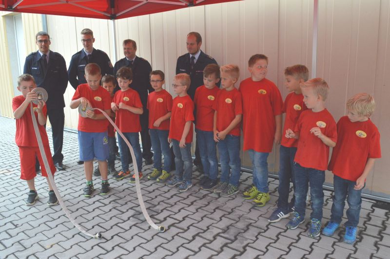 Die Feuerwehr-Bambinis von Nentershausen waren hochmotiviert und lsten die Aufgaben mit Bravour. Es galt unter anderem einen Feuerwehrschlauch richtig auszuwerfen und spter wieder aufzurollen. Fotos: Ingrid Ferdinand