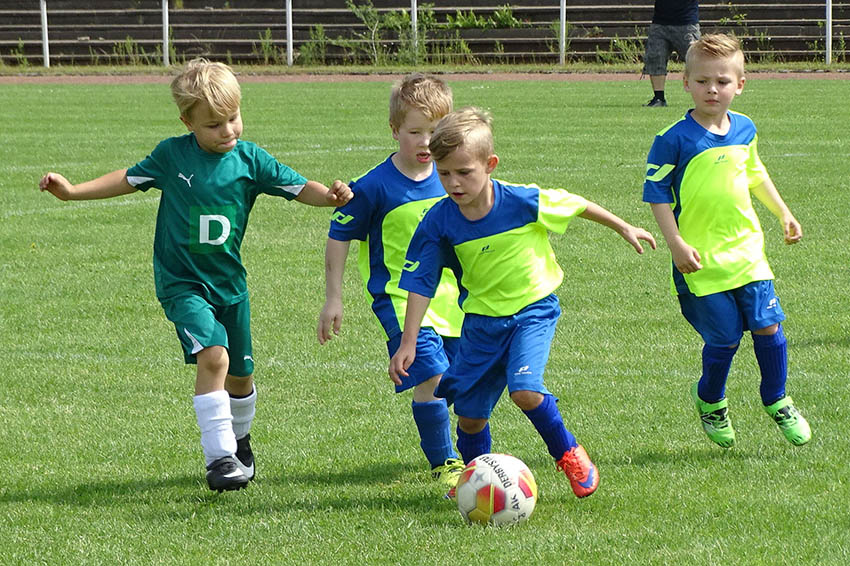 Wenn der Ball fast bis zu den Knien reicht: Fotos: Willi Simon