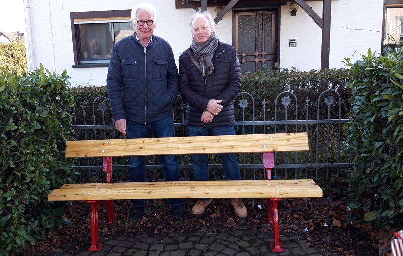 von links: Jrg Czubak und Georg Plange vor einer sanierten Sitzbank. (Foto: privat)