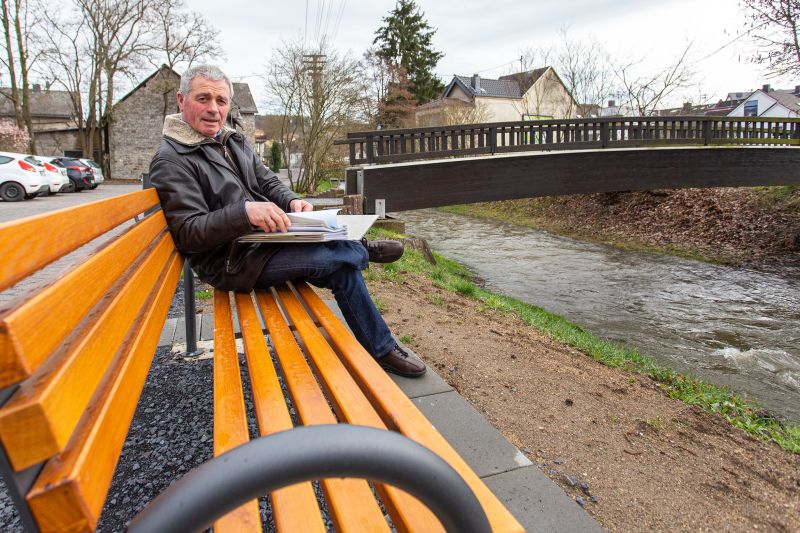 Nicht auf die lange Bank geschoben, sondern grndlich vorbereitet: Stadtbrgermeister Rolf Jung macht klar, dass Verwaltung Zeit bentigt, auch beim Aufstellen von Bnken. Foto: Agentur Media Schneider