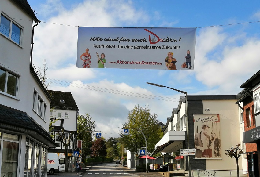 Kauft lokal - fr eine gemeinsame Zukunft!" ist auf dem Banner zu lesen. (Foto: Aktionskreis Daaden)