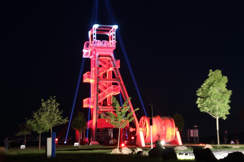 Imposant und weit sichtbar war der illuminierte Barbaraturm in Malberg. (Foto: Stefan Stockschlder)