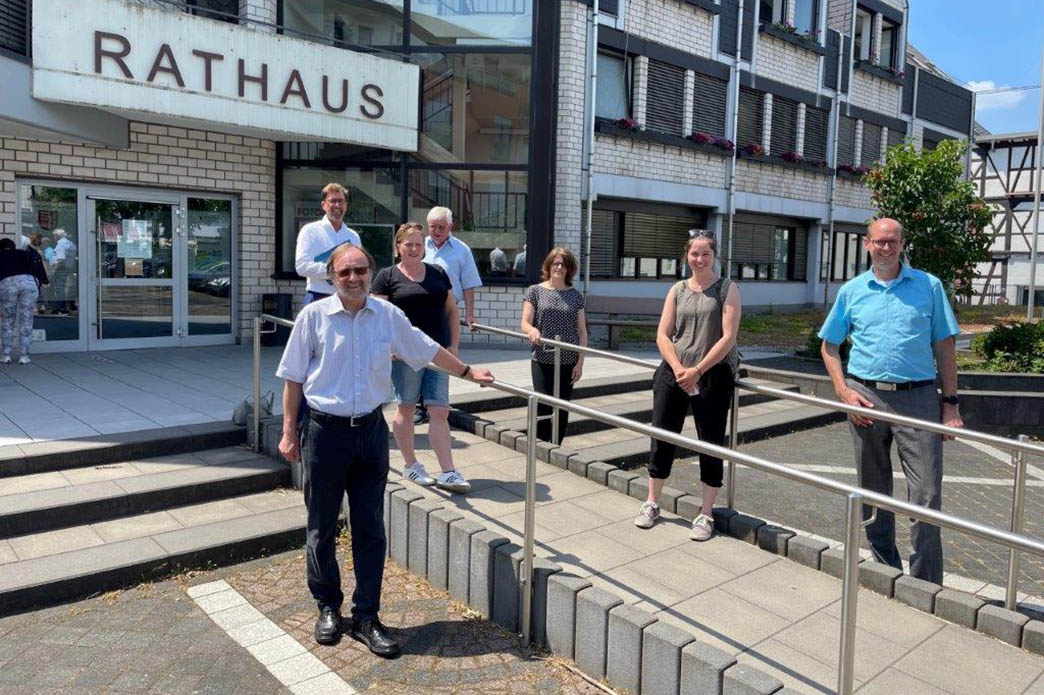 Wirtschaftsfrderer Detlef Odenkirchen, die Ehrenamtler Hans-Werner Kaiser, Sonja Rechmann, Klaus Lochmann, Silvia Ermtraud, Planerin Lisa Becher und Brgermeister Jan Ermtraud (v. l. n. r.). Foto: privat