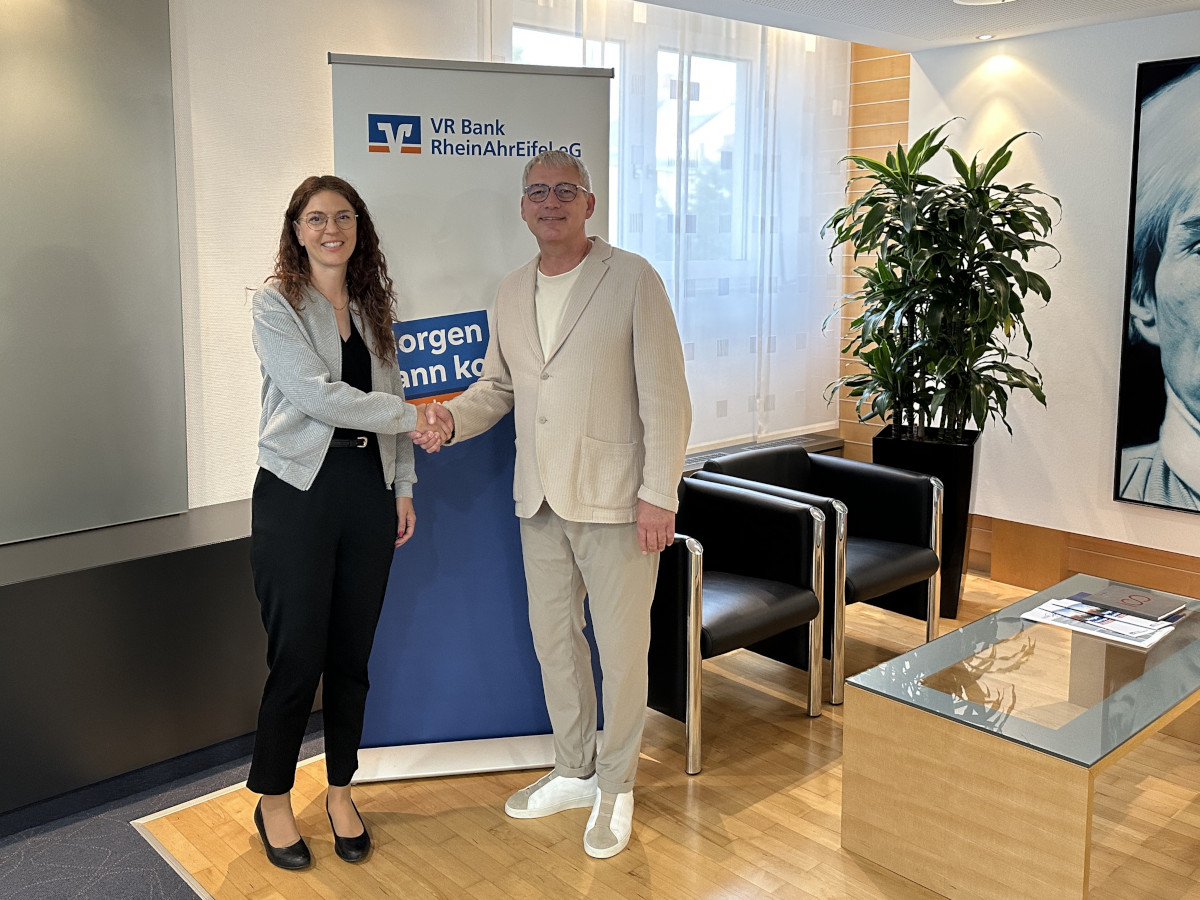 Kerstin Batzios (Bereichsleitung VR Bank Direkt der VR Bank RheinAhrEifel) und Sascha Monschauer (Vorstandsvorsitzender VR Bank RheinAhrEifel). (Foto: Florian Ktt / "VR Bank RheinAhrEifel")