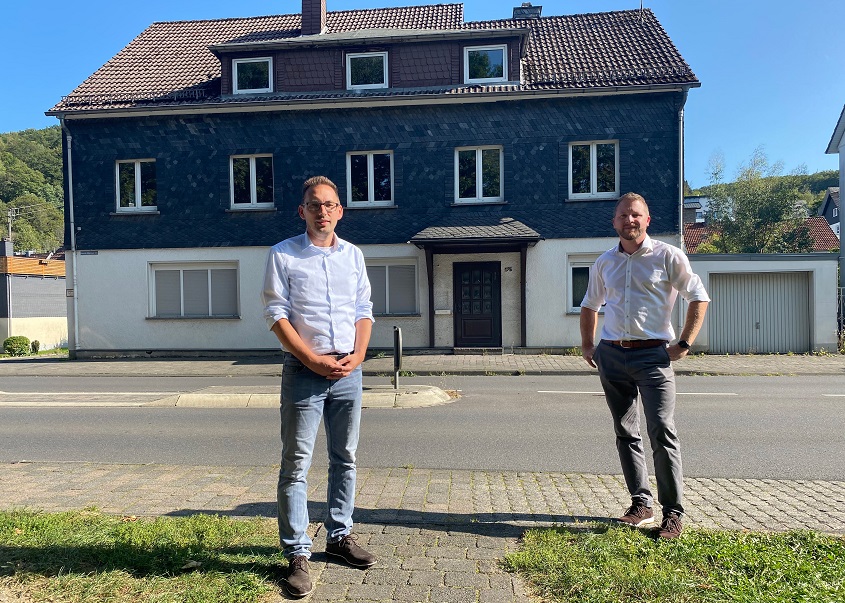 v.l.: Tim Kraft (Bauamtsleiter VG Kirchen), Dominik Schuh (Ortsbrgermeister Niederfischbach), vor einem der abzureienden Gebude an der zu vermarkteten Flche Ortseingang Ost (Foto: Verbandsgemeindeverwaltung)