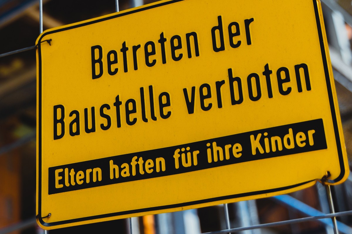 Wenn sie drauen hngen, luft der "Wohnungsbau-Turbo": Im Kreis Altenkirchen soll es schon bald mehr Baustellenschilder geben, fordert die IG BAU Koblenz-Bad Kreuznach. (Foto: IG BAU/Florian Gricke)