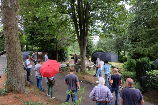 Beim Ortstermin auf dem kommunalen Waldfriedhof Alserberg wurden die Mglichkeiten fr Bestattungsmglichkeiten in Augenschein genommen. (Foto: KathaBe)