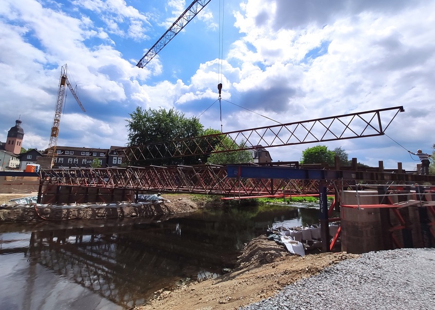 Baustelle Altstadtbrcke: Hier erfolgt das Einheben der Traggerstlngstrger Ende Mai. Mittlerweile sind das Traggerst und die Schalung fr den berbau fertig und die Bewehrungsarbeiten laufen. (Foto: LBM Diez)