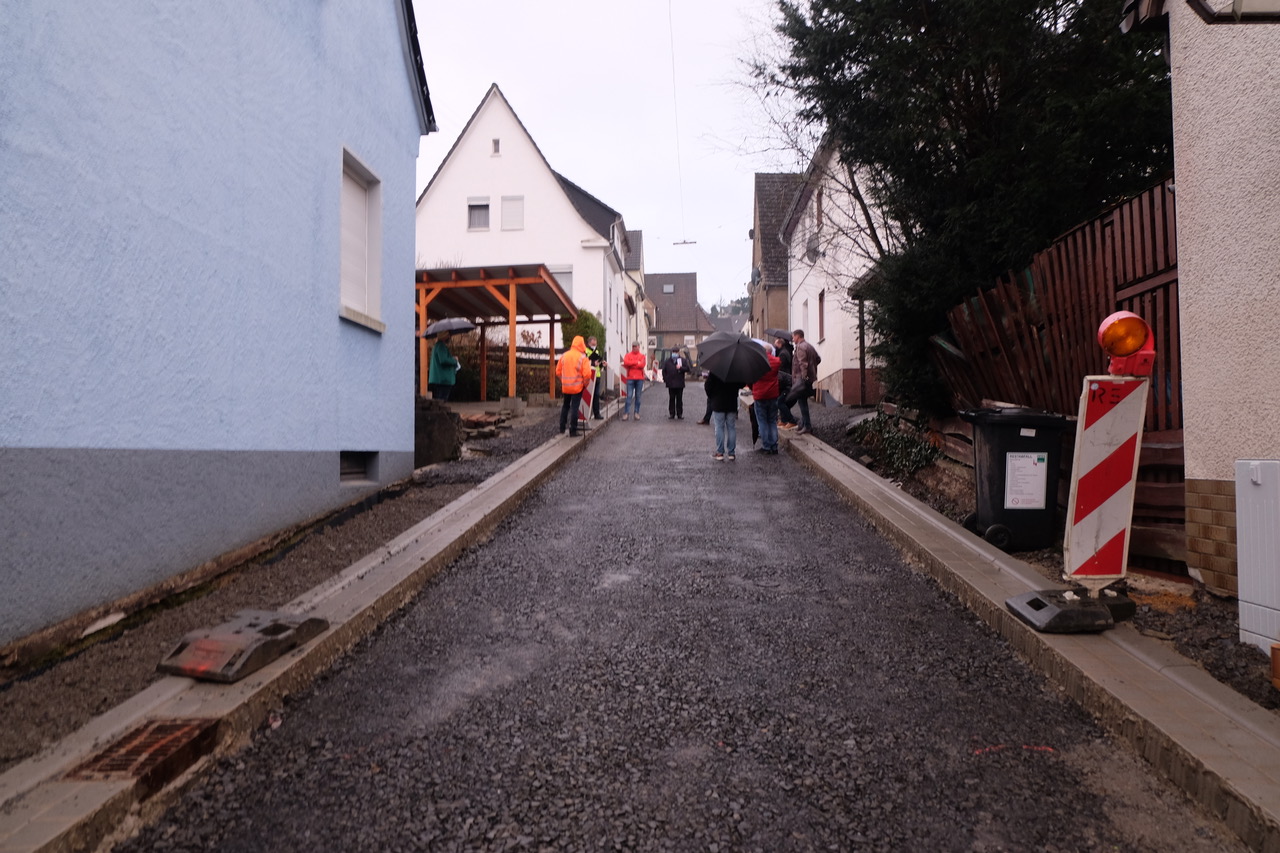 In der Eisen- und Httenstrae ist viel passiert, nachdem Ende April mit der Sanierung der beiden Straen begonnen wurde. Auch wenn die Baustelle teilweise, durch die enge Bebauung gewisse Schwierigkeiten hervorbrachte, liegt man sowohl gut im Zeit- als auch im Kostenplan. (Fotos: KathaBe)