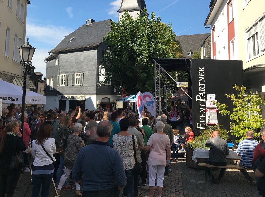 Der 1. Westerwlder Bauernmarkt mit Weinfest fand 2018 mit groem Zuspruch und bei tollem Wetter auf dem Kirchplatz in Wissen in statt. Die geplante Neuauflage in diesem Jahr wird auf 2021 verschoben. (Foto: Stadt Wissen)