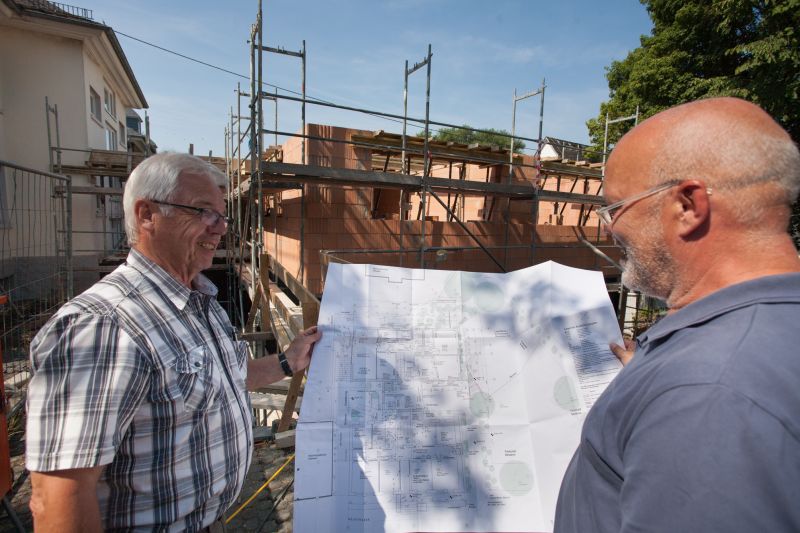 Architekt Norbert Krhling (Firma Wernerarchitekten) und Manfred Mller von der ausfhrenden Baufirma Bautec" beim Studium des Plans vor dem neuen Anbau. Fotos: Peter Bongard