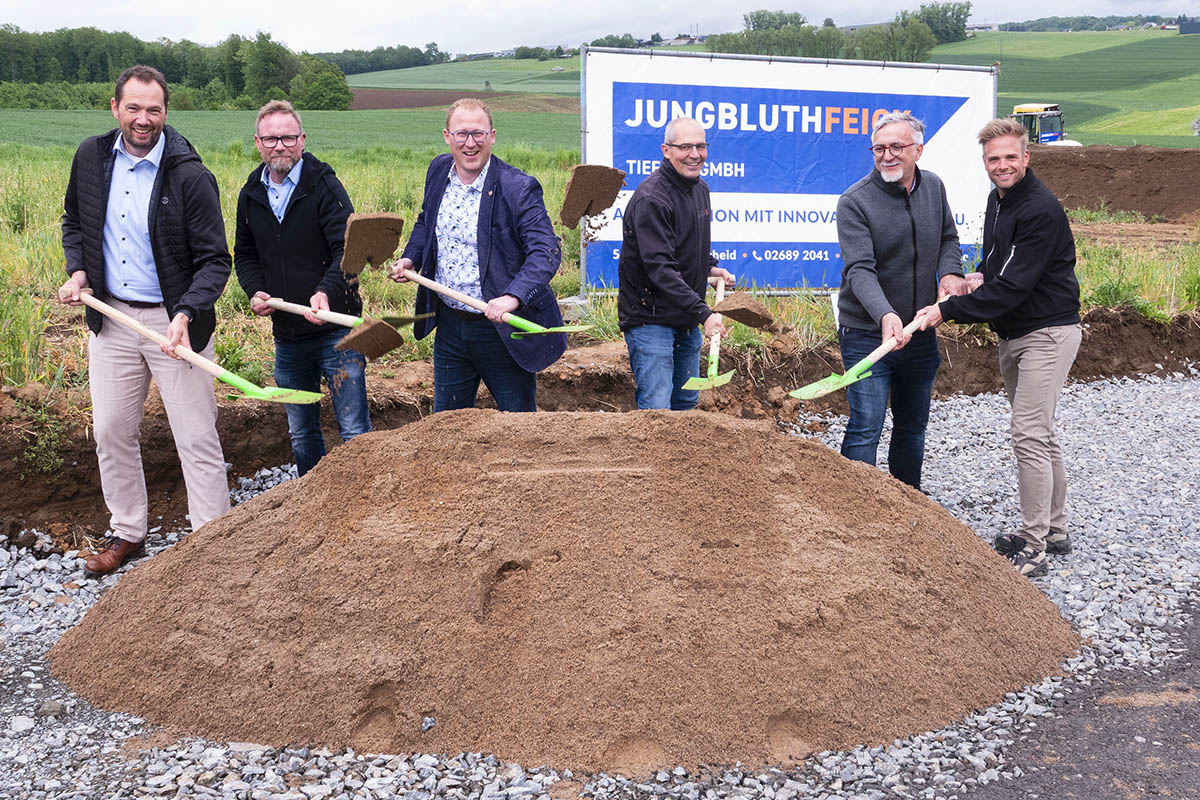 Von links beim Spatenstich: B�rgermeister Manuel Seiler, Sebastian Eich von der Firma Jungbluth & Feick, Philipp Rasbach, Lothar Kick vom Planungsb�ro Dittrich, Ortsb�rgermeister Stefan Pung und VG-Mitarbeiter Florian Aehl. Fotos: Wolfgang Tischler
