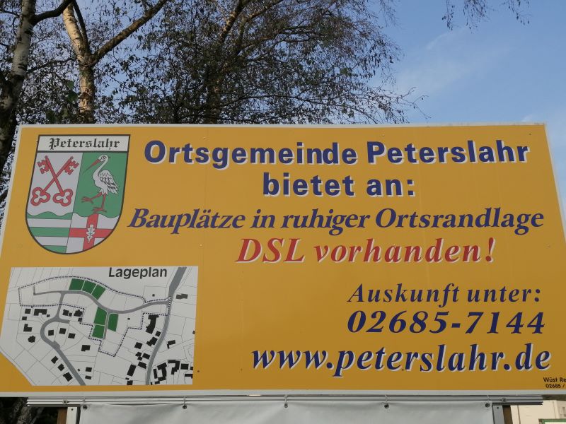  So kann auch die Vermarktung eines Baugebietes angegangen werden: In Peterslahr wird an der L 269 noch fr die neuen Grundstcke geworben. Inzwischen sind so gut wie alle Areale verkauft. (Foto: hak)