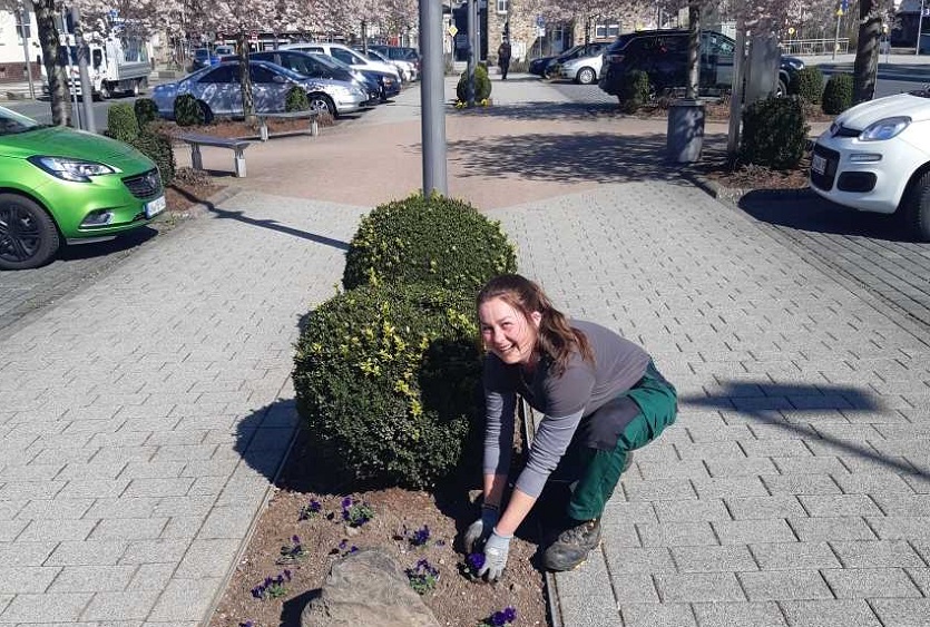 Bauhof Mitarbeiterin und Grtnerin Tatjana Schuhen pflanzt Blumen am Bahnhof Altenkirchen. (Foto: VG-Verwaltung)