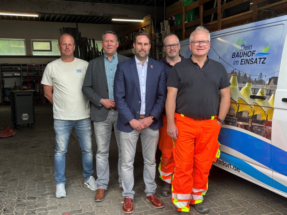 Setzen sich gemeinsam fr mehr Wertschtzung gegenber den Bauhof-Teams ein: Oliver Brato (Leiter Stadtbauhof), Christoph Hebel (Stellvertretender Bauhofleiter), Stadtbrgermeister Johannes Behner, Brgermeister Joachim Brenner und Lars Daub (Leiter des VG-Bauhofs) (Foto: Verbandsgemeindeverwaltung Betzdorf-Gebhardshain/Jennifer Patt)