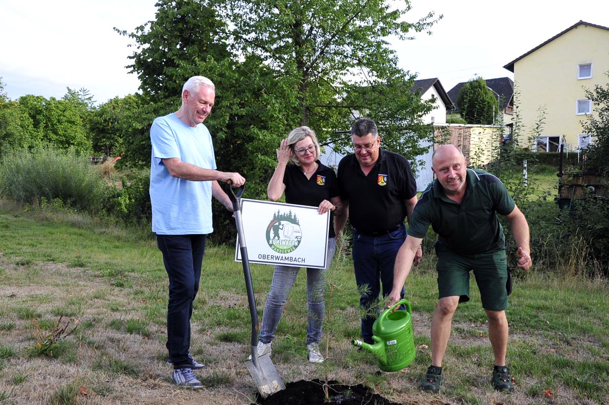 Der erste Baum wurde am Dorfplatz gepflanzt (v. li.) Johannes Kaspers, Monika Mostafa, Achim Ramseger und Muli Mller. (Fotos: kk)
