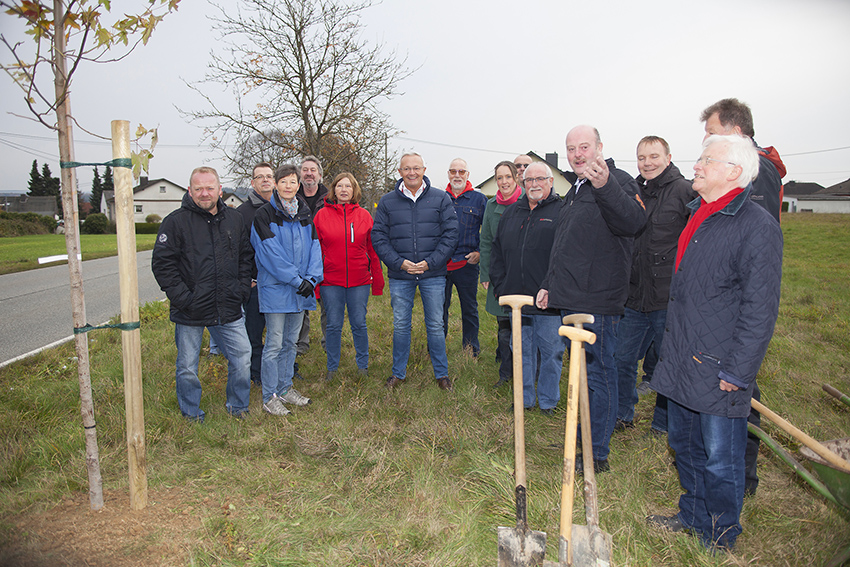 Thomas Kreten (4. v. rechts) erklrt die weiteren Plne der Bepflanzung. Fotos: Wolfgang Tischler
