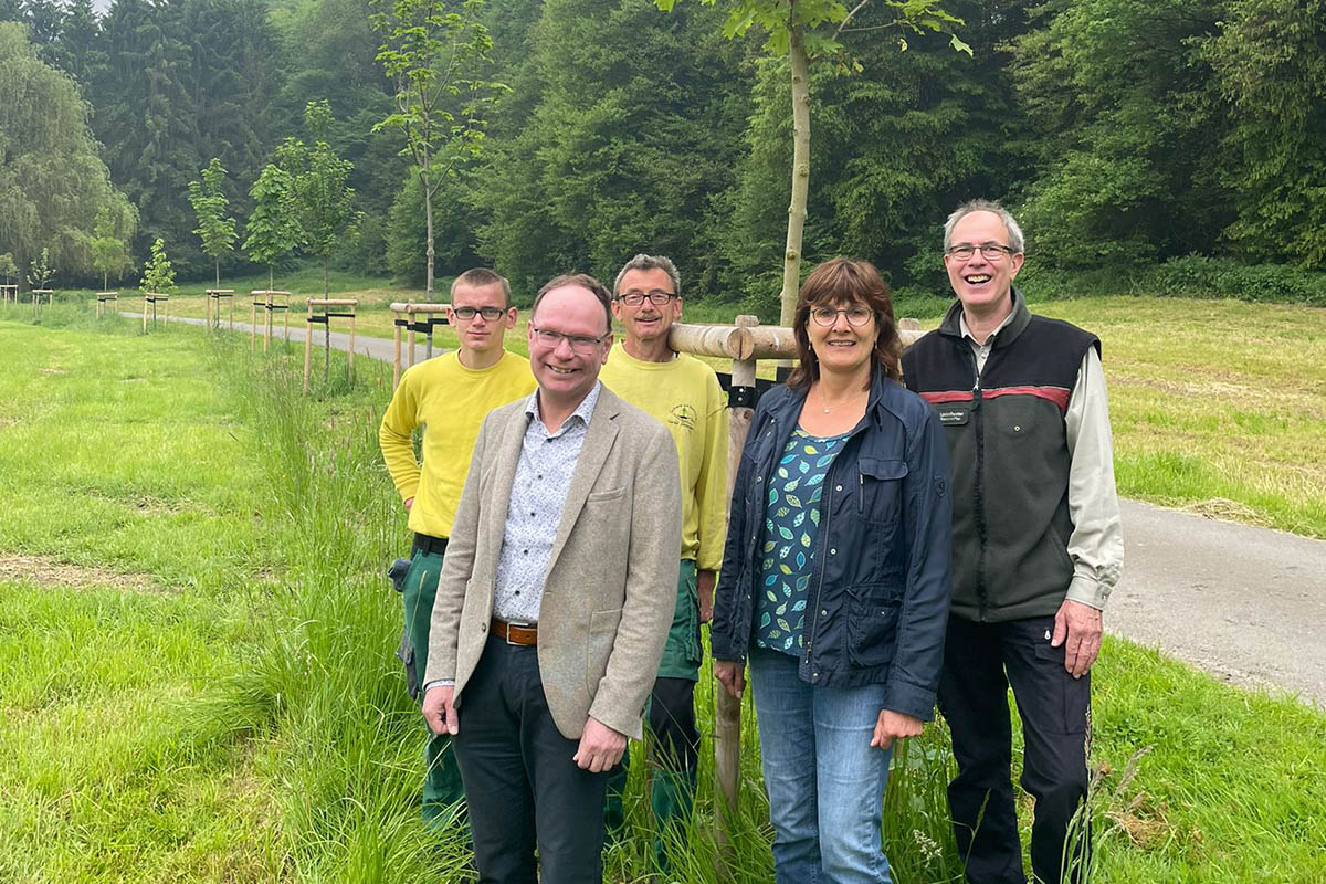 berzeugten sich von der erfolgreich abgeschlossene Naturpark Manahme in Robach, "In der Neuwiese": Revierfrster Gregor Nassen, Irmgard Schrer vom Naturpark "Rhein-Westerwald", Ortsbrgermeister Thomas Boden und die ausfhrende Baumschule Zimmermann. Foto: Jrg Gries