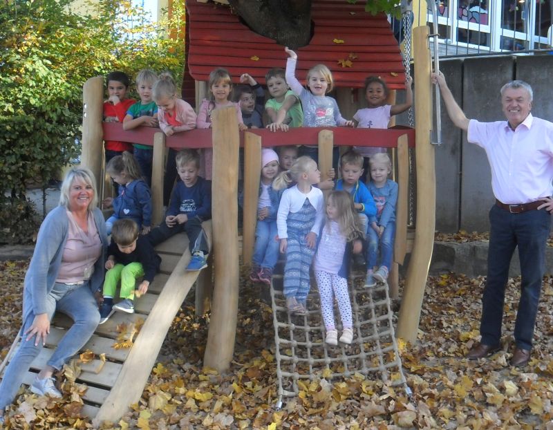 Das Baumhaus ist fertig, darber freuen sich Brgermeister Uwe Engel, Kita-Leiterin Beate Schlsser-Noll und die Kinder. Foto: privat