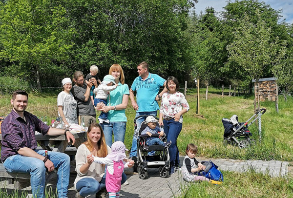 Bei schnstem Maiwetter griffen die Vter und Mtter zum Spaten und komplettierten die groe Wiese oberhalb des Dorfes. (Foto: privat)