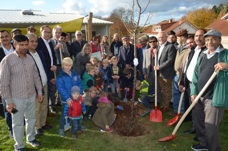 Zusammen mit Stadtbrgermeister Hans-Georg Faust, Thomas Vo, Geschftsfhrer des HTZ, Landrat Achim Hallerbach, Aycan Tukor-Eul, Leiterin der Kita Hummelnest" im Linzer Stadtteil Roniger Hof, den Kindern der Kita und den Eltern pflanzten Vertreter der Ahmadiyya Gemeinde drei Bume in der Kita. Seitens deren Gemeinde waren Alam Sohal, Asif Mumtaz und weitere zehn Mitglieder gekommen, auerdem Rafique Khawaja, Daud Ahmad und Imam Wajahat Ahmad .Foto: privat