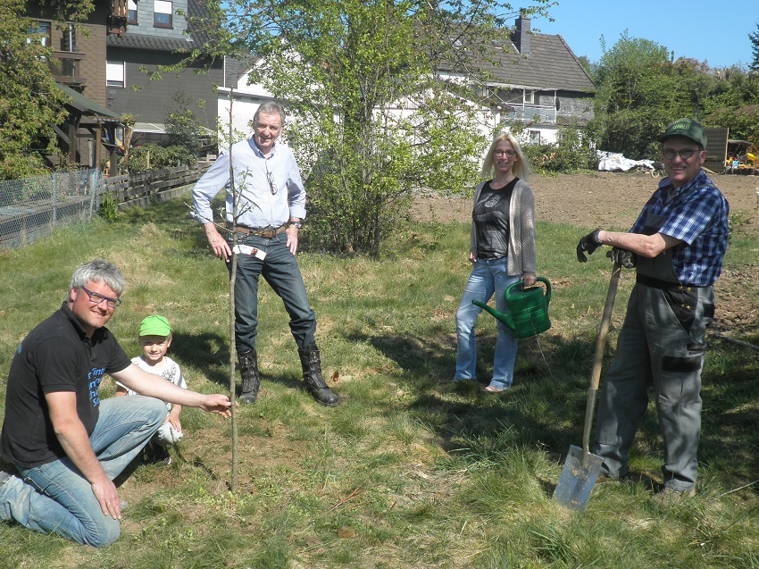 Einpflanzen des Apfelbaumsetzlings in Hamm, von links, OG-Fraktionssprecher Rene Schrinner mit Sohn, Uli Paul, Vorsitzender CDU-Hamm, Alexandra Demmer-Bracke und Peter Merz, beide OG-Ratsmitglieder (Foto: CDU-Hamm)