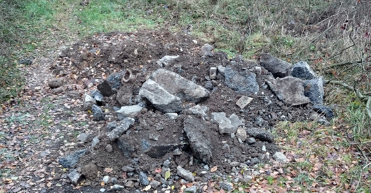 Bislang unbekannte Tter haben im Bereich der Platzrandstrae Nord des ehemaligen Truppenbungsplatzes Stegskopf Abbruchmaterial illegal abgeladen. (Foto: Polizei) 