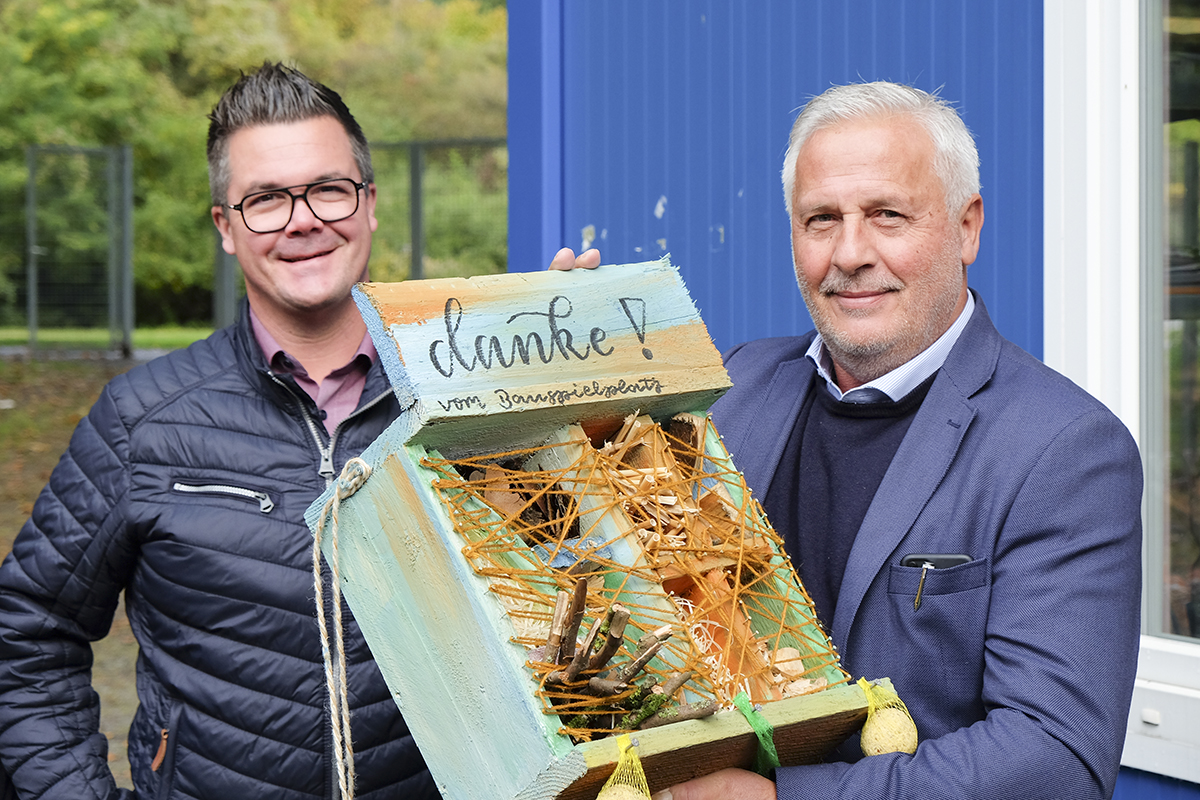 Die Kinder des Bauspielplatzes hatten zum Dank fr das Werkzeug ein Insektenhotel gebaut, das Brgermeister Peter Jung dem Personalvorstand der Thyssenkrupp Rasselstein GmbH, Wilfried Stenz, berreichte. Fotos: Stadt Neuwied.