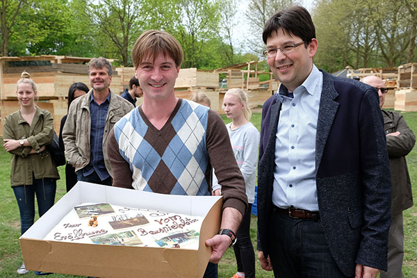 Beigeordneter Michael Mang (rechts) und Stephan Amstad (links) vom Kinder- und Jugendbro sowie Gste und Kinder freuten sich ber eine themenbezogene, aufwendig dekorierte Torte zur Erffnungsfeier. Foto: Stadt Neuwied