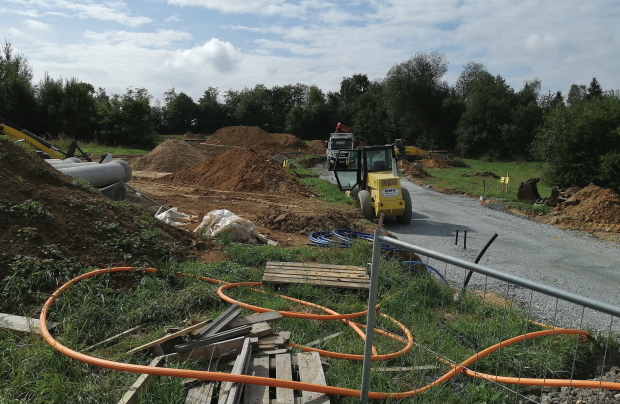 Volle Pulle gehen die Arbeiten im Altenkirchener Stadtteil Honneroth voran, wo 18 neue Baugrundstcke entstehen. (Foto: hak )