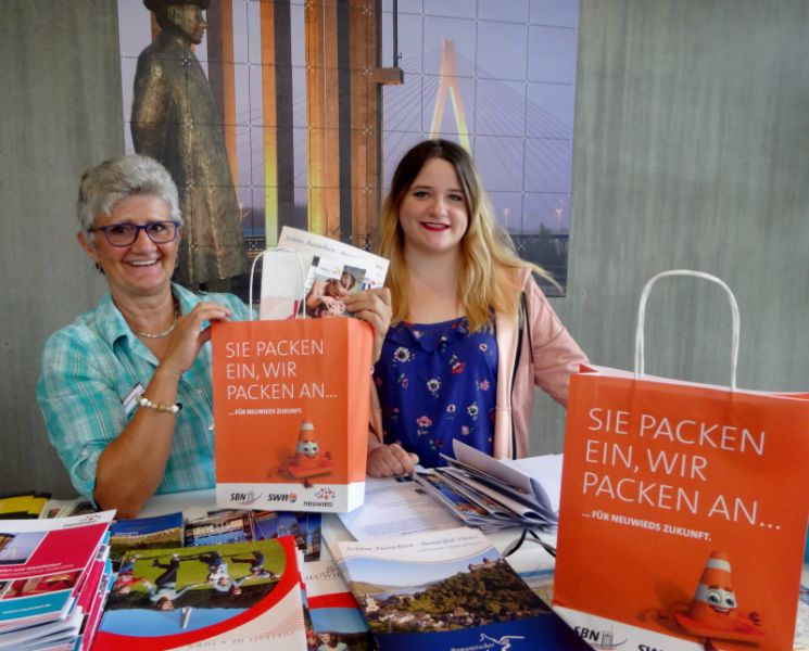 Mitarbeiterinnen der Tourist-Information mit den Baustellen-Tten. Foto: Stadt Neuwied