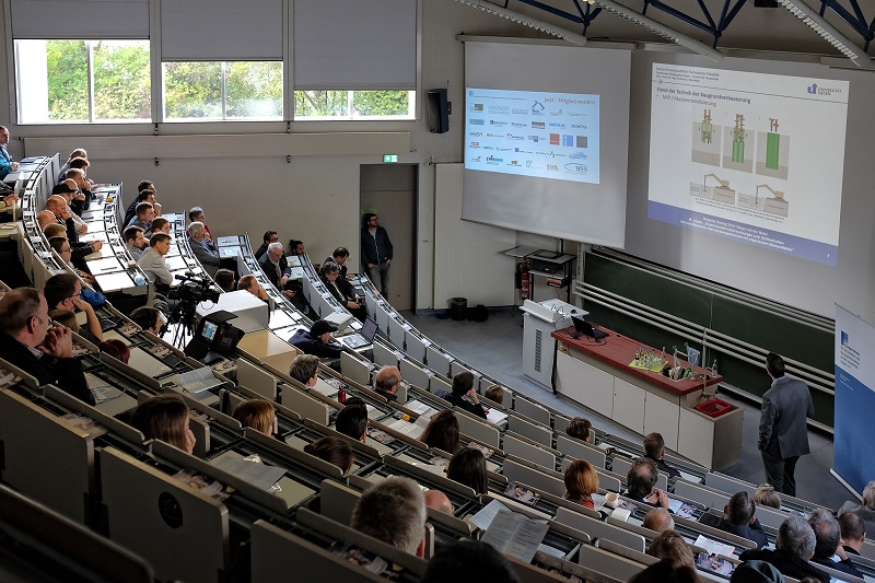 Rund 150 TeilnehmerInnen verfolgten die Vortrge beim Bautag. (Foto: Universitt Siegen)