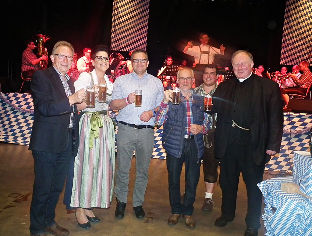 Nach dem Fassanstich wurde gemeinsam angestoen. V.l. MdB Erwin Rddel, Vorsitzende der SFK Alexandra Reifenrath, Stadtbrgermeister Berno Neuhoff, 1. Beigeordneter Friedhelm Steiger, Wehrfhrer der Feuerwehr Wissen David Musall, Pastor Martin Krten. Fotos: Regina Steinhauer 