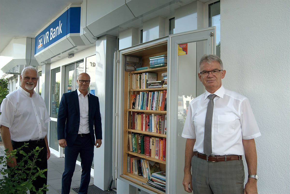 HVO und VR Bank stellen den ffentlichen Bcherschrank vor