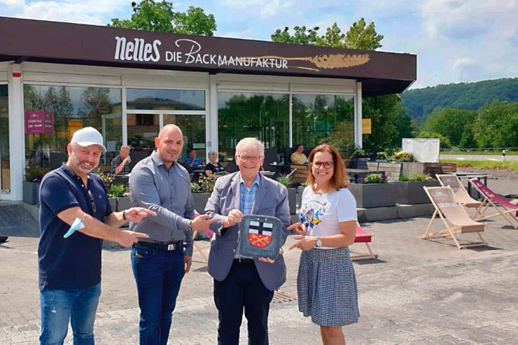 Stadtbrgermeister Gerhard Hausen und Grundstcksbesitzer Dugaxhin Ganija (2. v.l.) freuen sich ber die Neuansiedlung der beiden Geschwister Sandra und Frank Nelles. Foto: privat
