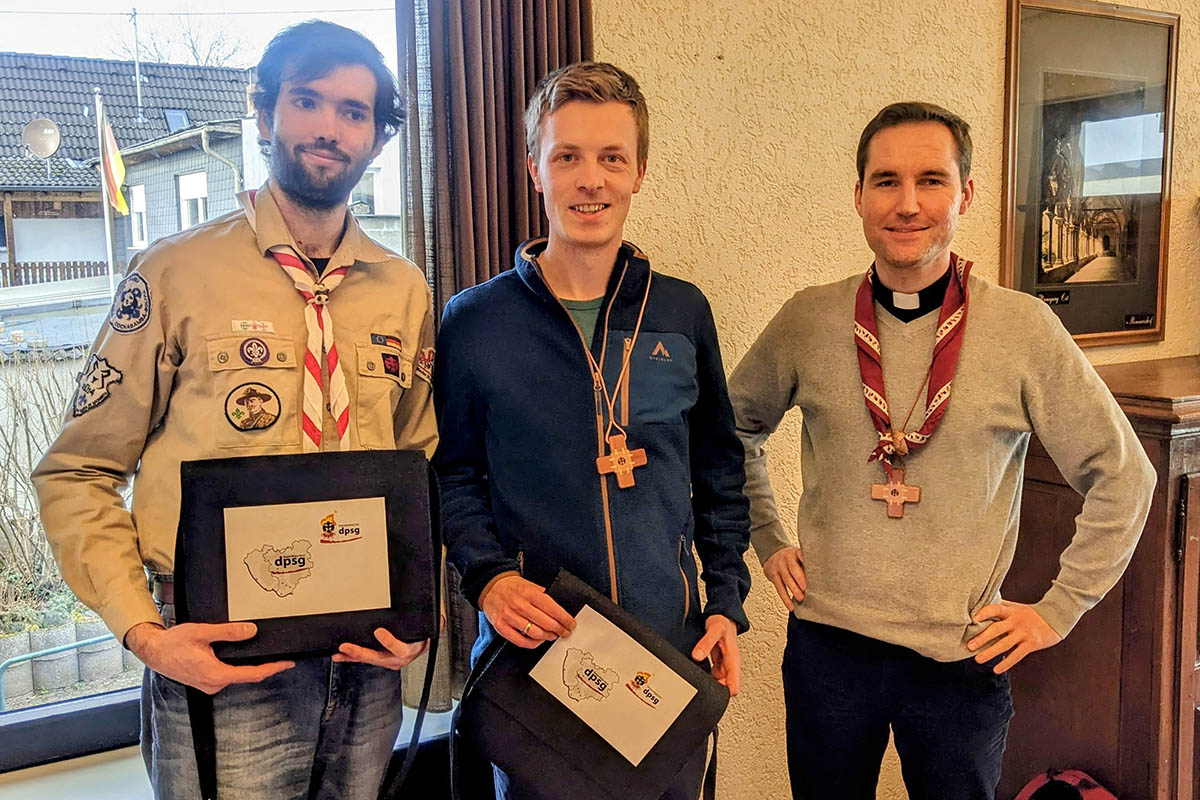 Nachdem der Bezirk seit 2018 ohne Vorstand war, konnte Dizesankurat Peter Zillgen (re.) endlich wieder einen neuen Bezirksvorstand herzlich willkommen heien: Felix Monzen vom Stamm St. Michael aus Neuwied-Feldkirchen, als Bezirksvorsitzenden (li.), und Pastoralreferent Tobias Wolff als Bezirkskurat (Mitte). Foto: Frank Hachemer 