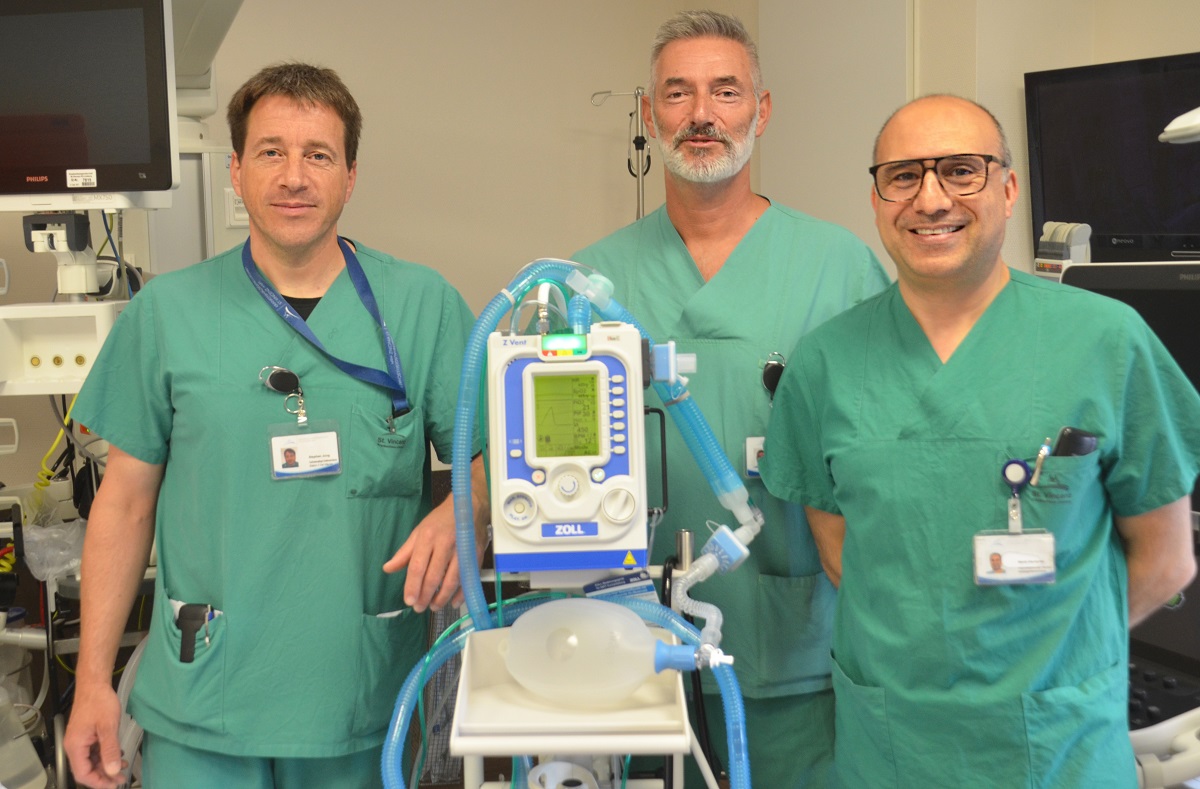 Setzen in der Patientenversorgung auf modernste Technik (v.r.n.l.): Mehdi Afscharian (geschftsfhrender Oberarzt, Sektionsleitung Intensivmedizin), Ralf Dillmann (Fachbereichsleiter internistische Intensivstation), Stephan Jung (Pflegerische Leitung, internistische Intensivstation). (Foto: Frederike Hackenbroch)