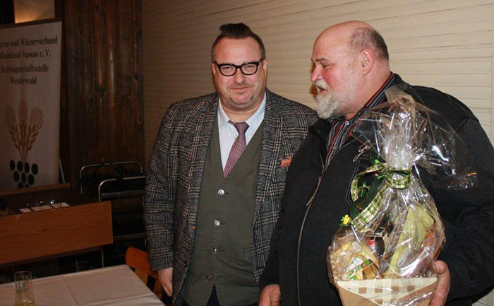 Staatssekretr aus dem Landwirtschaftsministerium Andy Becht (links) bekommt als Dank von Ulrich Schreiber ein Prsent. Foto: privat