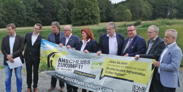 Auch Staatssekretr Andy Becht (3. von rechts) machte sich ein Bild vom Fortgang der Arbeiten an der Baustelle zwischen Weyerbusch und Hasselbach. (Foto: hak)