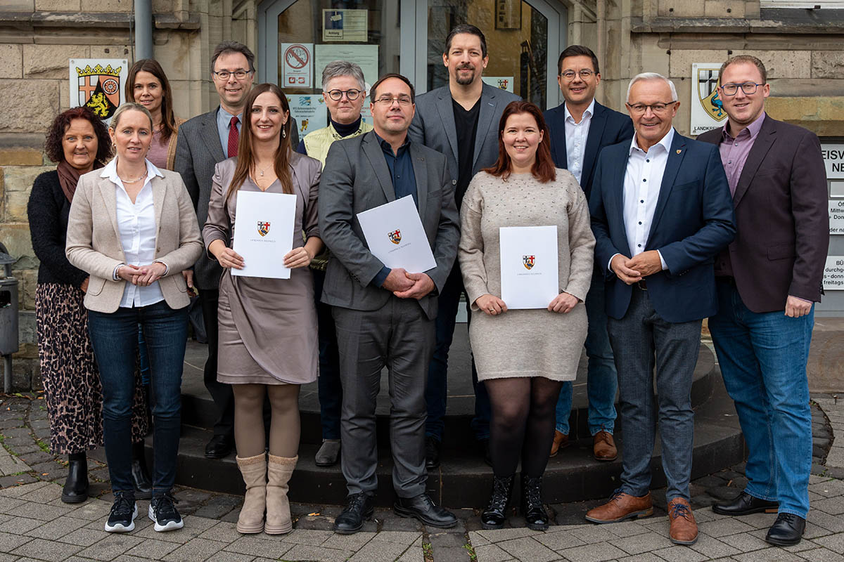 Von links: Personalratsvorsitzende Birgit Eisenhuth, Broleiterin Diana Wonka, Constanze Ommer (Personalmanagement), Leitender staatlicher Beamter Martin Jung, Abteilungsleiterin Soziales Agnes Ulrich, Referatsleiter Eingliederungshilfe, Asylbewerber und Krankenhilfe Stefan Henzel, Abteilungsleiter Ordnung, Verkehr und Rechtsangelegenheiten Mario Becker, Landrat Achim Hallerbach und 1. Kreisbeigeordneter Philipp Rasbach freuten sich gemeinsam ber die Befrderungen von Lisa Schmidt (5. v. l.), Barbara Krmer (4. v. r.) und Bjrn Both. Foto: Martin Boden