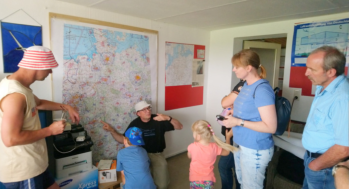 Bilduntertitel: Uli Pink, Geschftsfuehrer des SFC, erklaert anhand der Luftraumkarte von Deutschland die Luftraumstruktur im Anflugbereich des Flughafens Kln, in dem auch der Verkehrslandeplatz Betzdorf-Kirchen liegt. (Foto: Dorfgemeinschaft Katzwinkel-Elkhausen e.V.)
