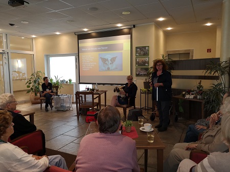 Frau   Renate   Zimmermann,   Ausbilderin   fr   Besuchshunde   beim   ASB-Kreisverband Westerwald, informierte zu dem Thema Tiere als Begleiter (nicht nur) bei Demenz. (Fotos: Alloheim   Senioren-Residenz   Anna   Margareta) 