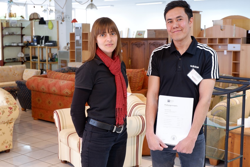 Hayat Behsody (hier mit Frau Nowak) hat nach vielen Schicksalsschlgen erfolgreich seine Ausbildung absolviert. (Foto: Katrin Bosch)