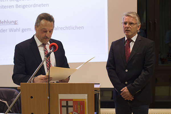 Christian Robenek, der Erste Beigeordnete der Verbandsgemeinde Rengsdorf-Waldbreitbach wird von Hans-Werner Breithausen vereidigt. Fotos: Wolfgang Tischler