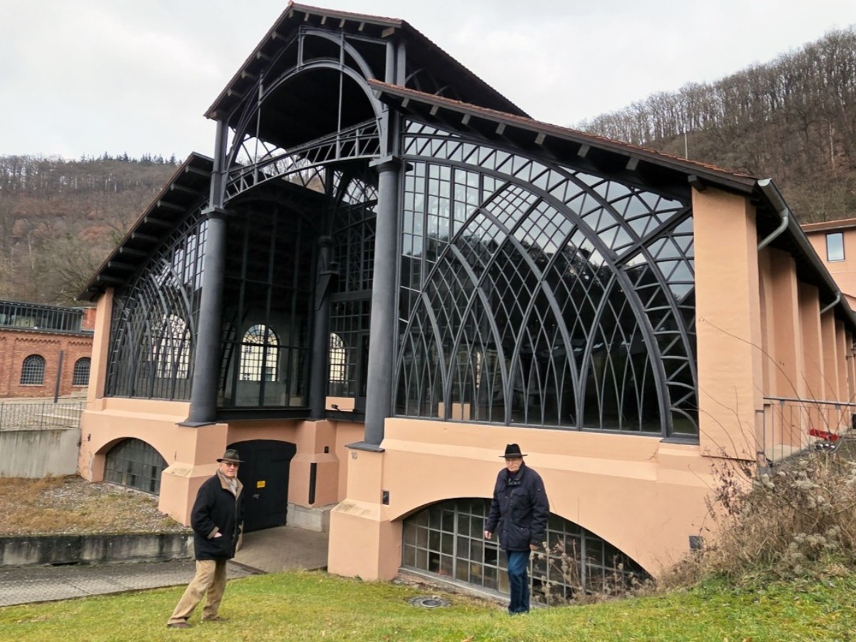 Werner Hennemann (links) und Karl-Heinz Hennemann haben sich um die neue Au�enbeleuchtung gek�mmert. (Fotos: Theresa Artzdorf)